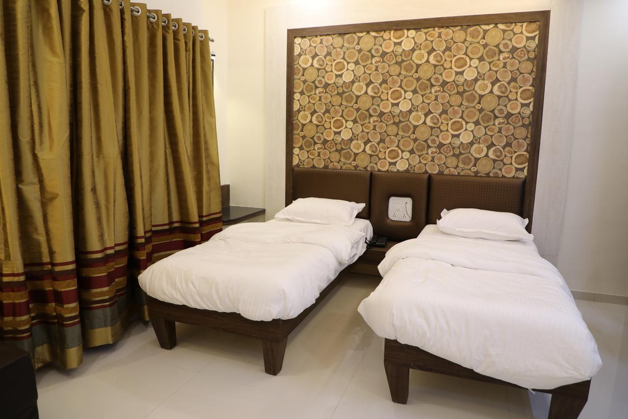 Hotel Pushpak Park Osmanabad Exterior photo