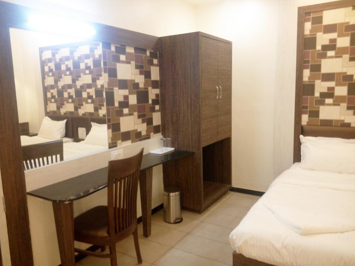 Hotel Pushpak Park Osmanabad Exterior photo